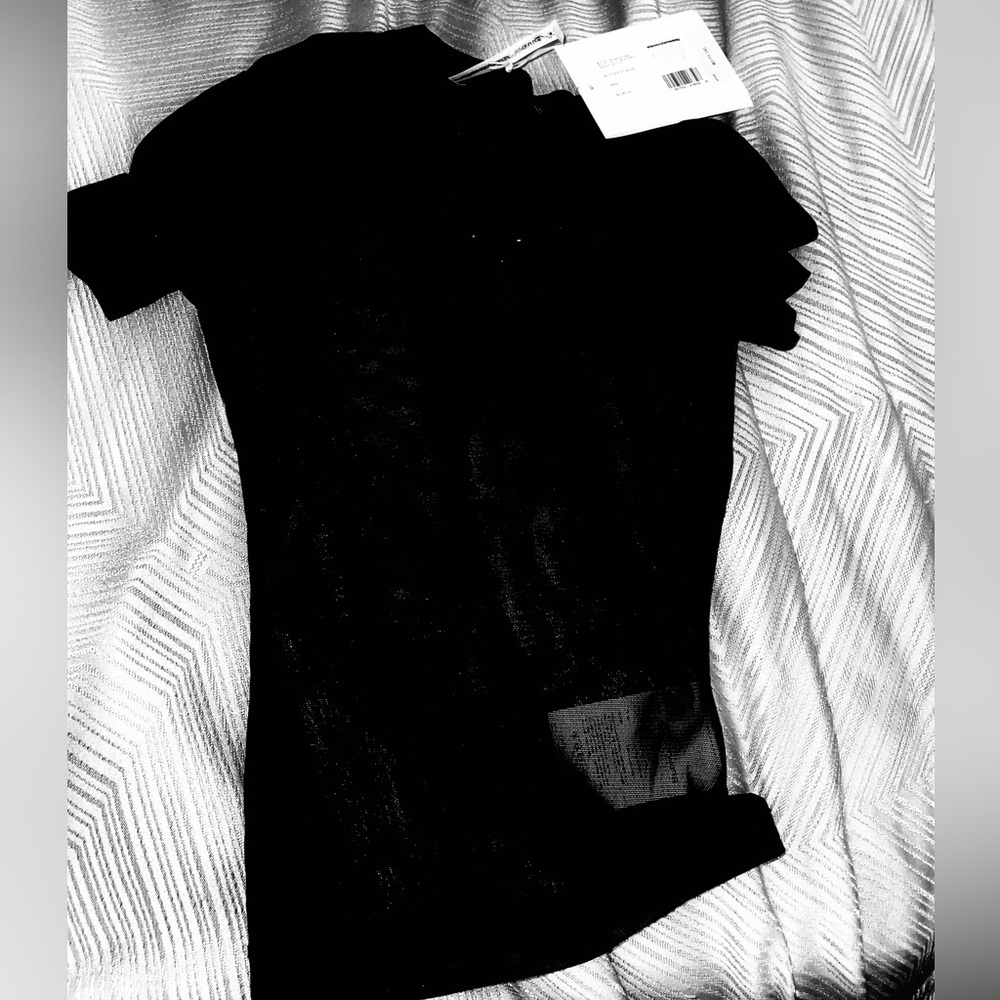 Alexander Wang Short SLEEVE MESH (see through)
TEE
SHIRT
Size xxs